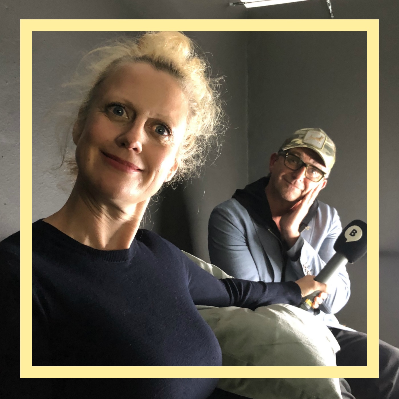 Mit den Waffeln einer Frau