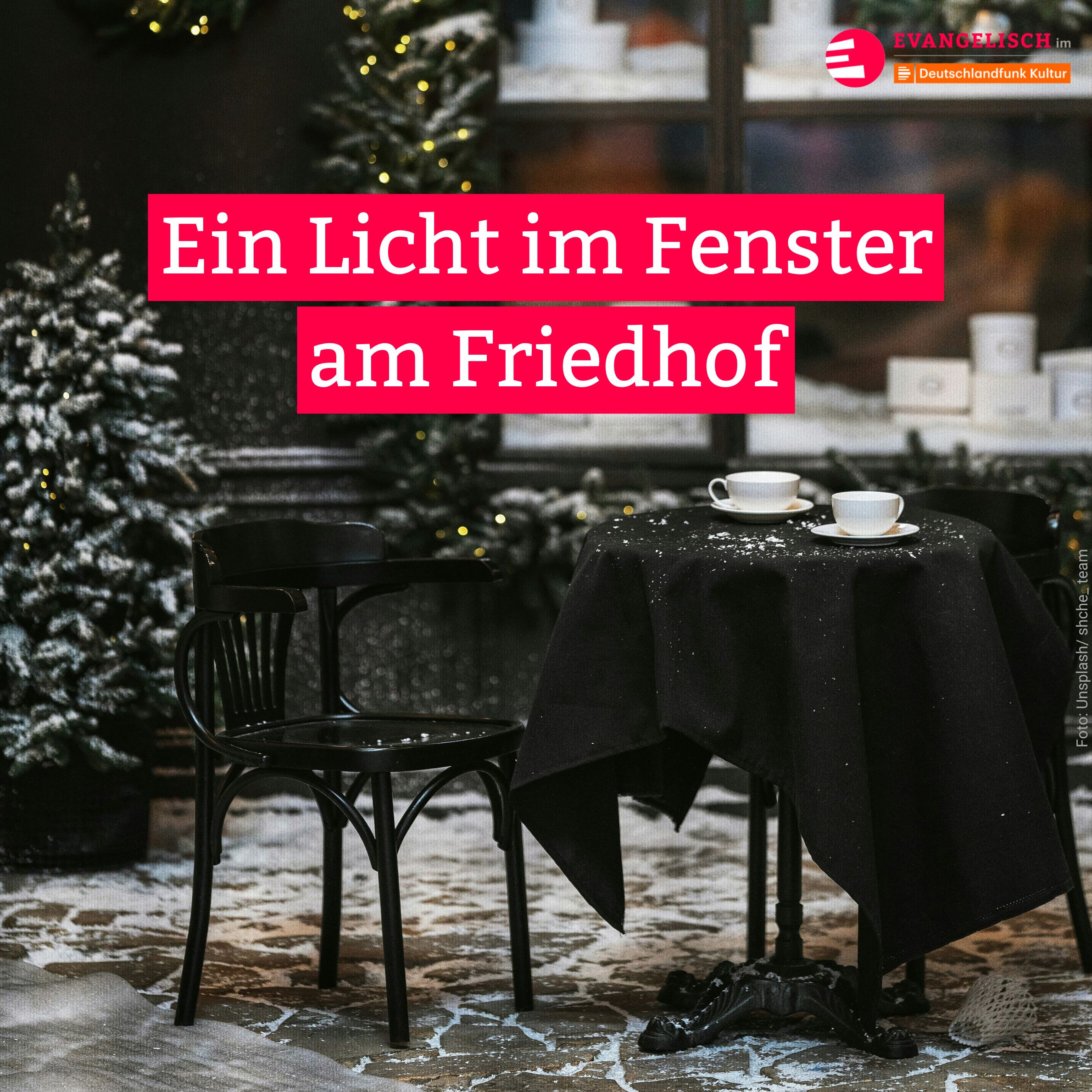 Ein Licht im Fenster am Friedhof