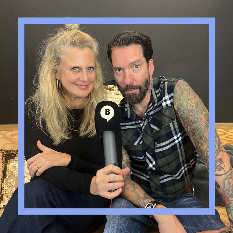 Mit den Waffeln einer Frau