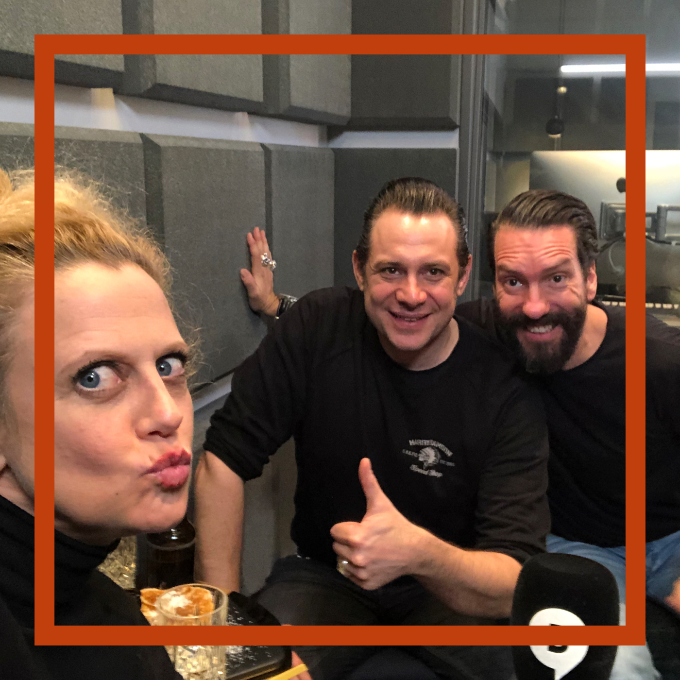 Mit den Waffeln einer Frau | MASTERFEED (nicht in Verbreitung)