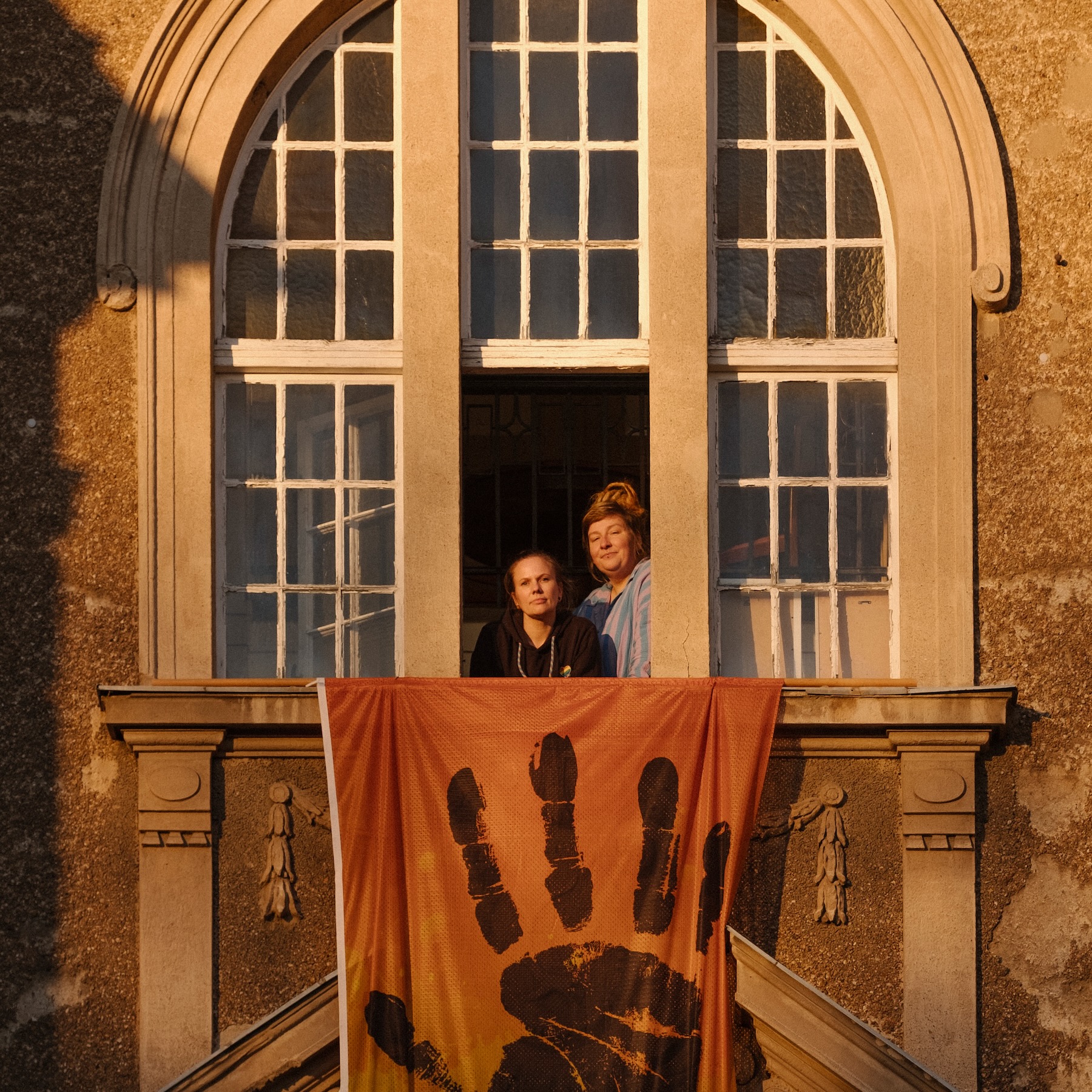 Eine orange Bank gegen das Wegsehen episode artwork