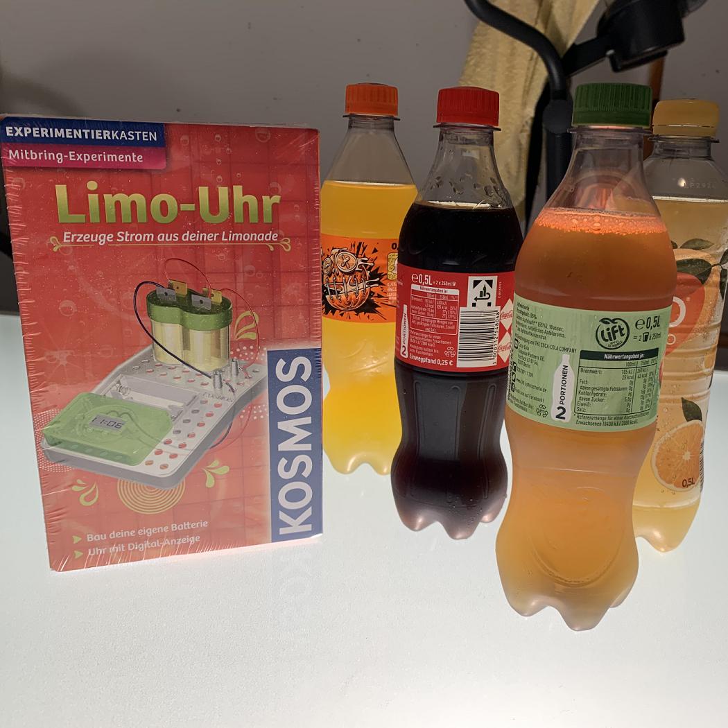 Zwei Flaschen trinken Limo