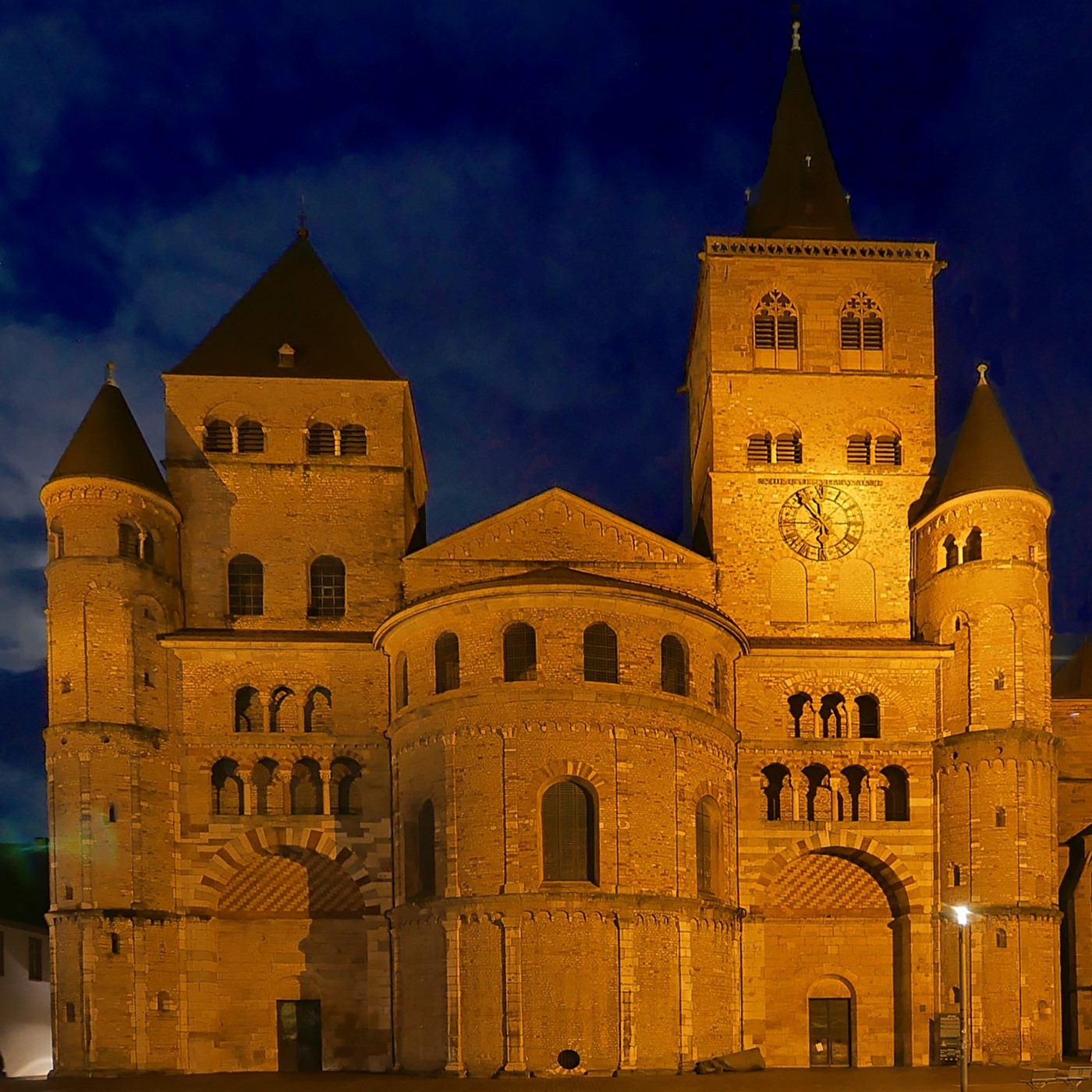 Y-016: Auszug aus den Gesta Treveroum zur Mauer um den Trierer Dom (12.-14. Jhd.)