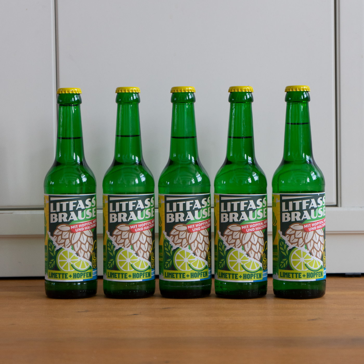 Zwei Flaschen trinken Limo