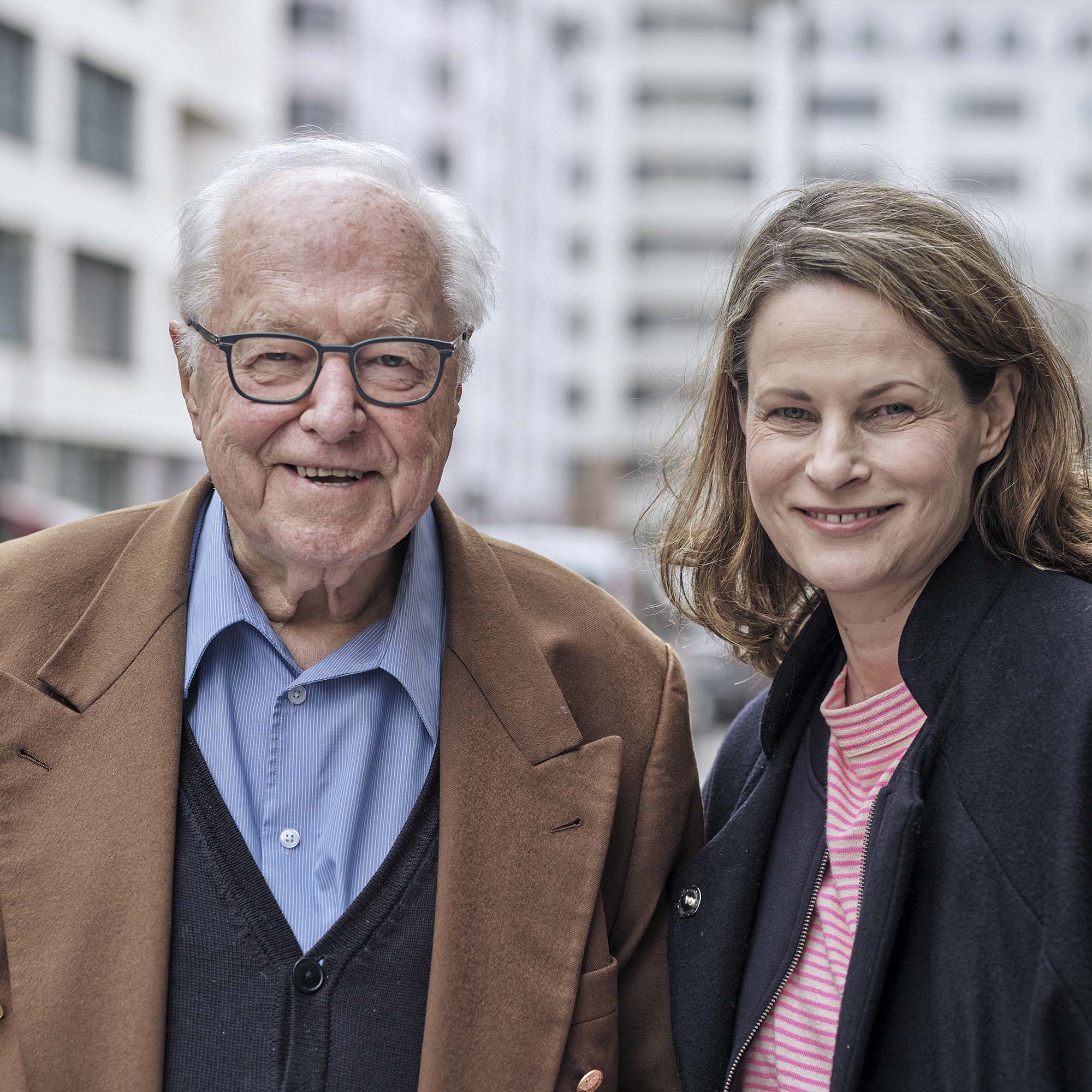Mauerfall-Tag: Journalist Peter Brinkmann im Gespräch mit Antje Riis episode artwork