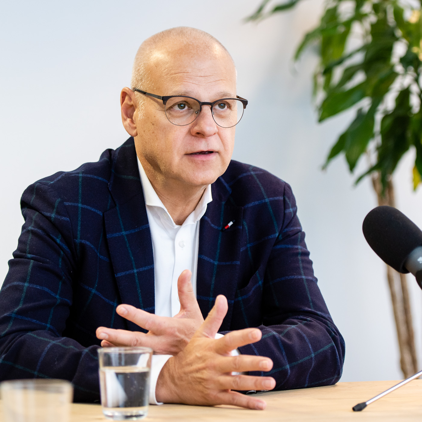 2 | 6 FOPI Präsident Dr. Bernhard Ecker: 1 Tag Lockdown kostet mehr als der teuerste Impfstoff für die ganze Bevölkerung