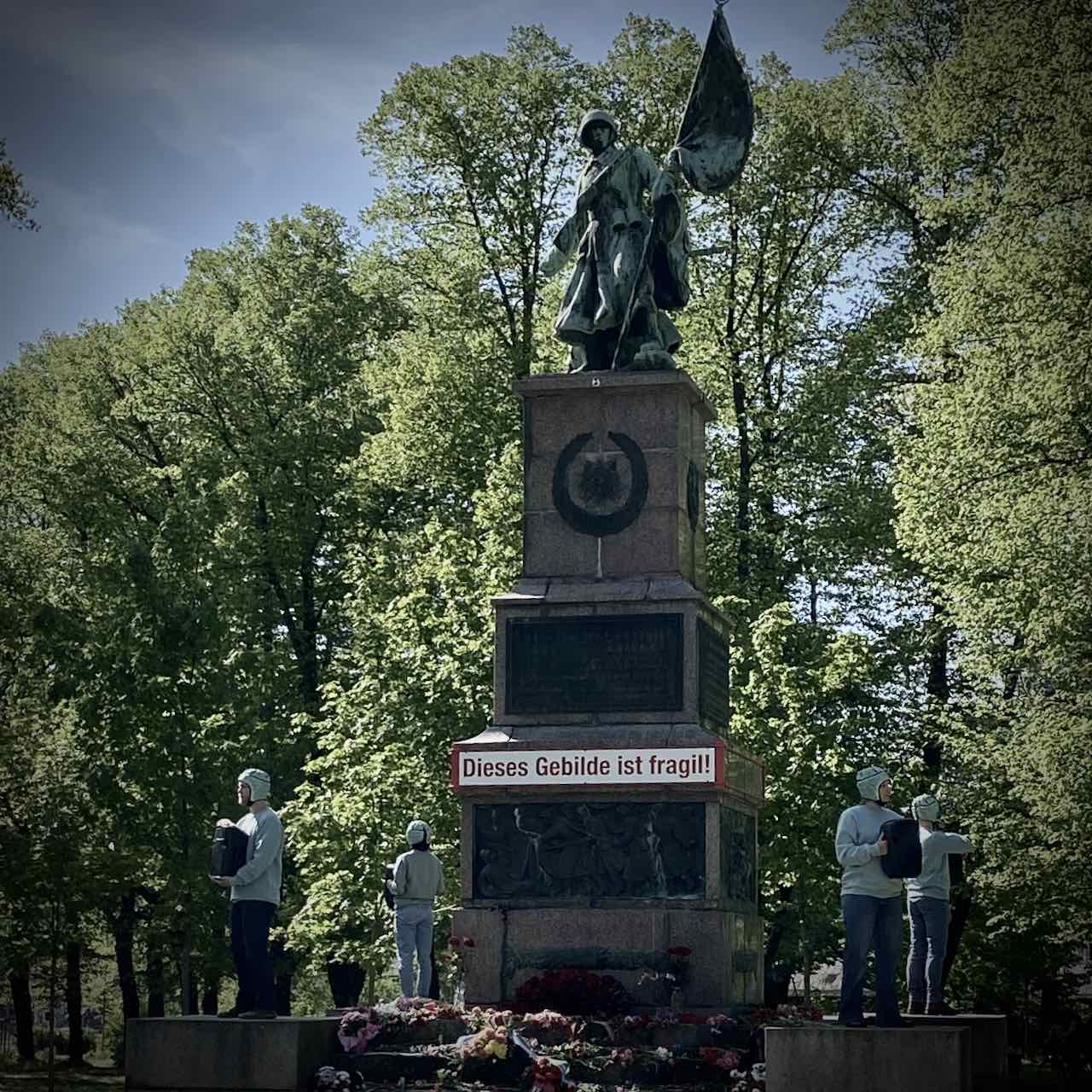 "Dieses Gebilde ist fragil" Installation an einem Krieger-Denkmal