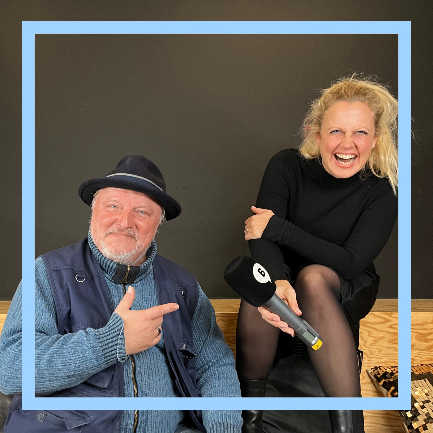 Axel Prahl Mit den Waffeln einer