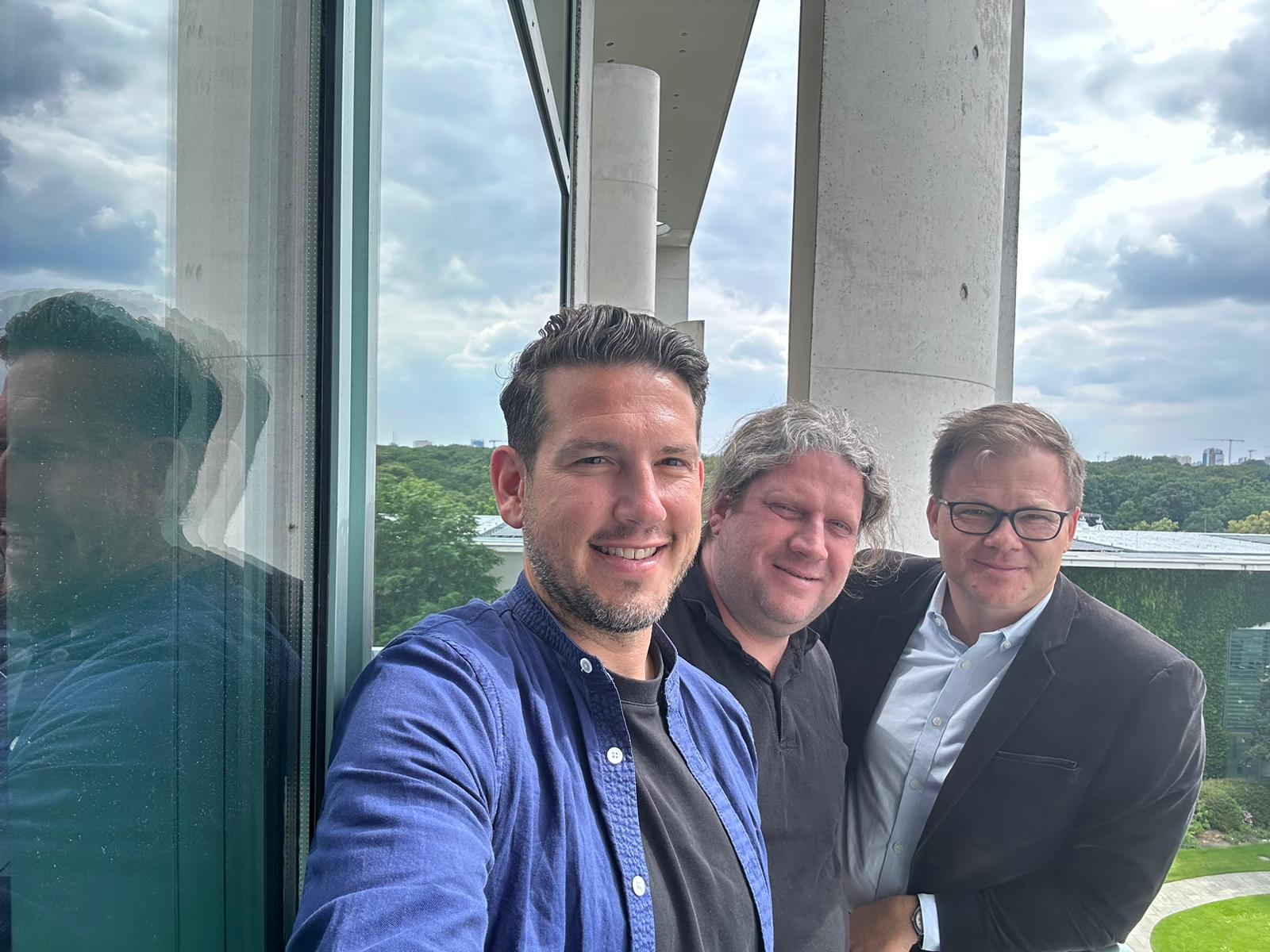 cover of episode #33 - Wahlen, Fußball, Ehre in schwierigen Zeiten - der Ostbeauftragte Carsten Schneider
