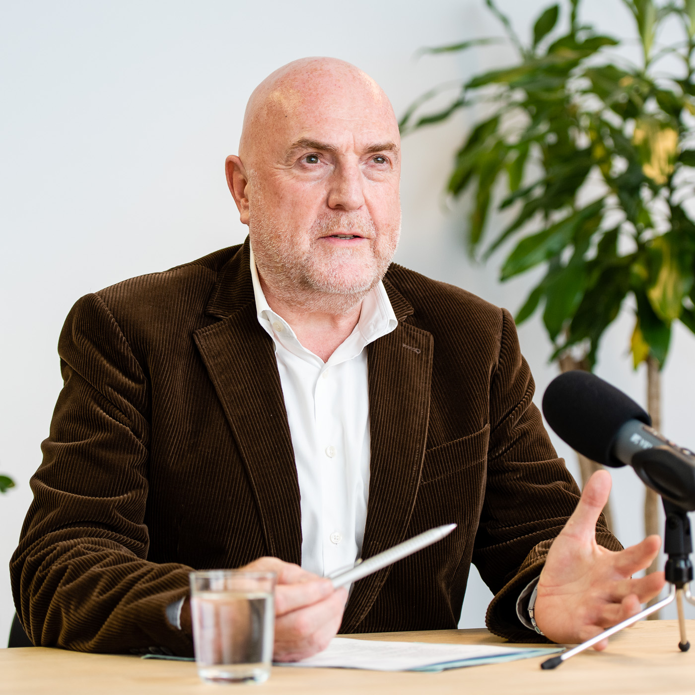 Staffel 2 | 10 mit Biotechnologie-Experte Peter Llewellyn-Davies: BioNTech hat’s vorgemacht