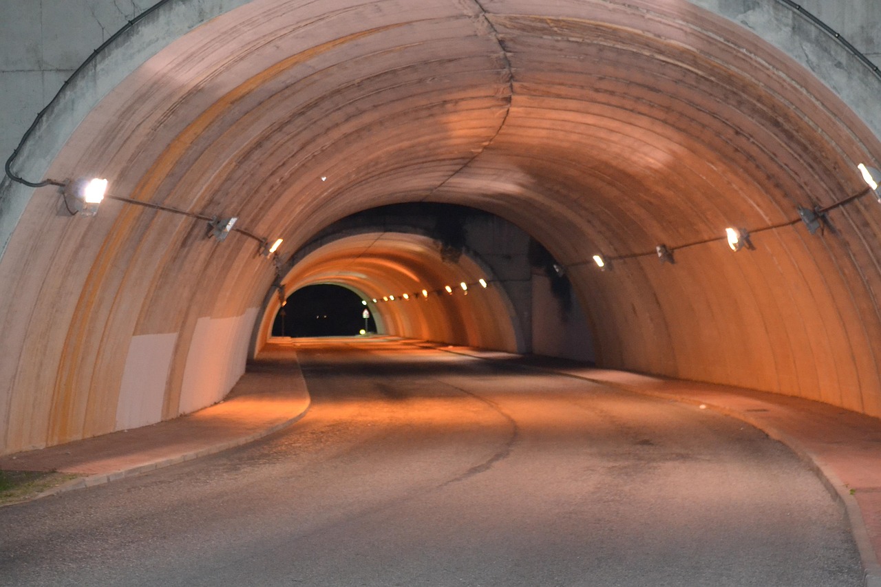 Reisezeit: Tipps zum richtigen Verhalten in Tunneln Reisezeit: Tipps zum richtigen Verhalten in Tunneln
