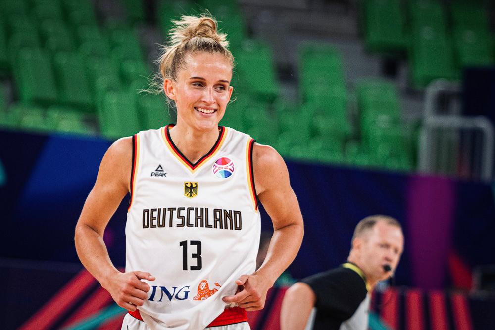 Korbleger 64 Leonie Fiebich Teil Zwei Korbleger Ein Basketball