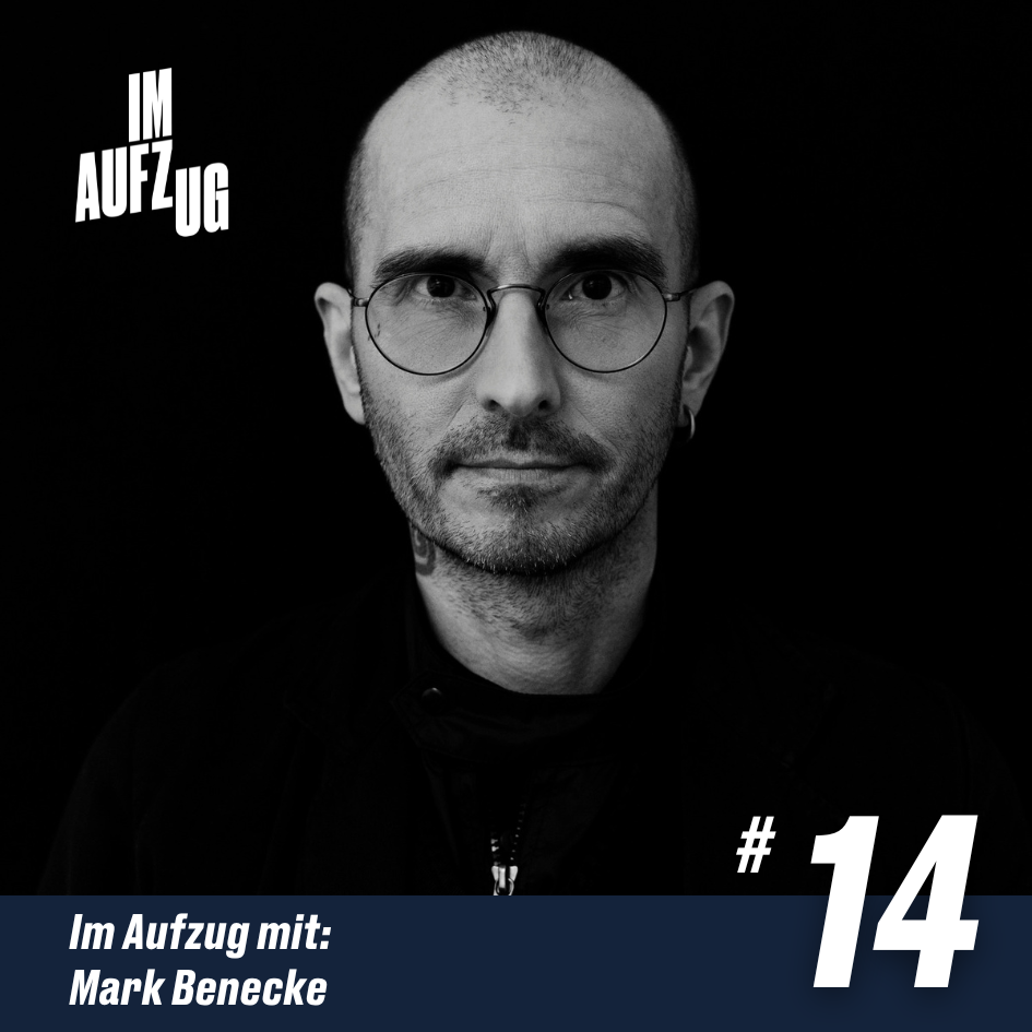 Im Aufzug mit Dr. Mark Benecke, Kriminalbiologe