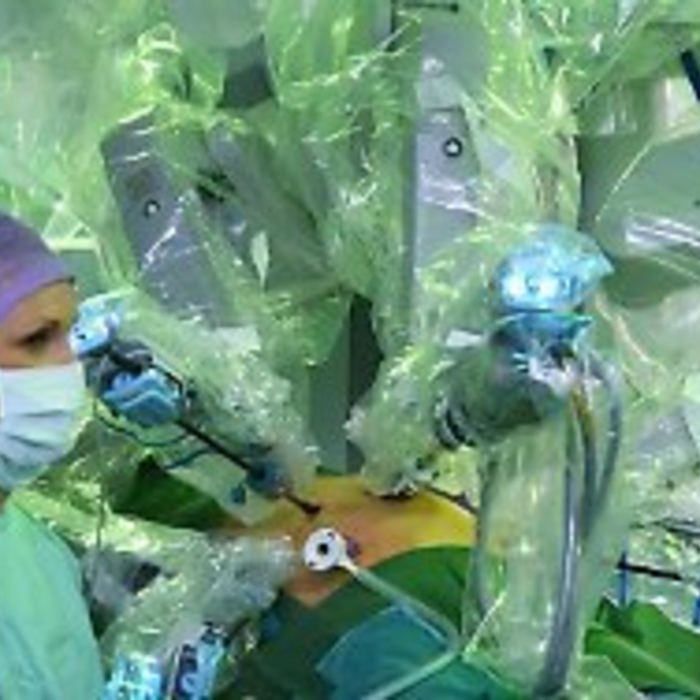 Mediziner André Nemat - mit Robotern im OP