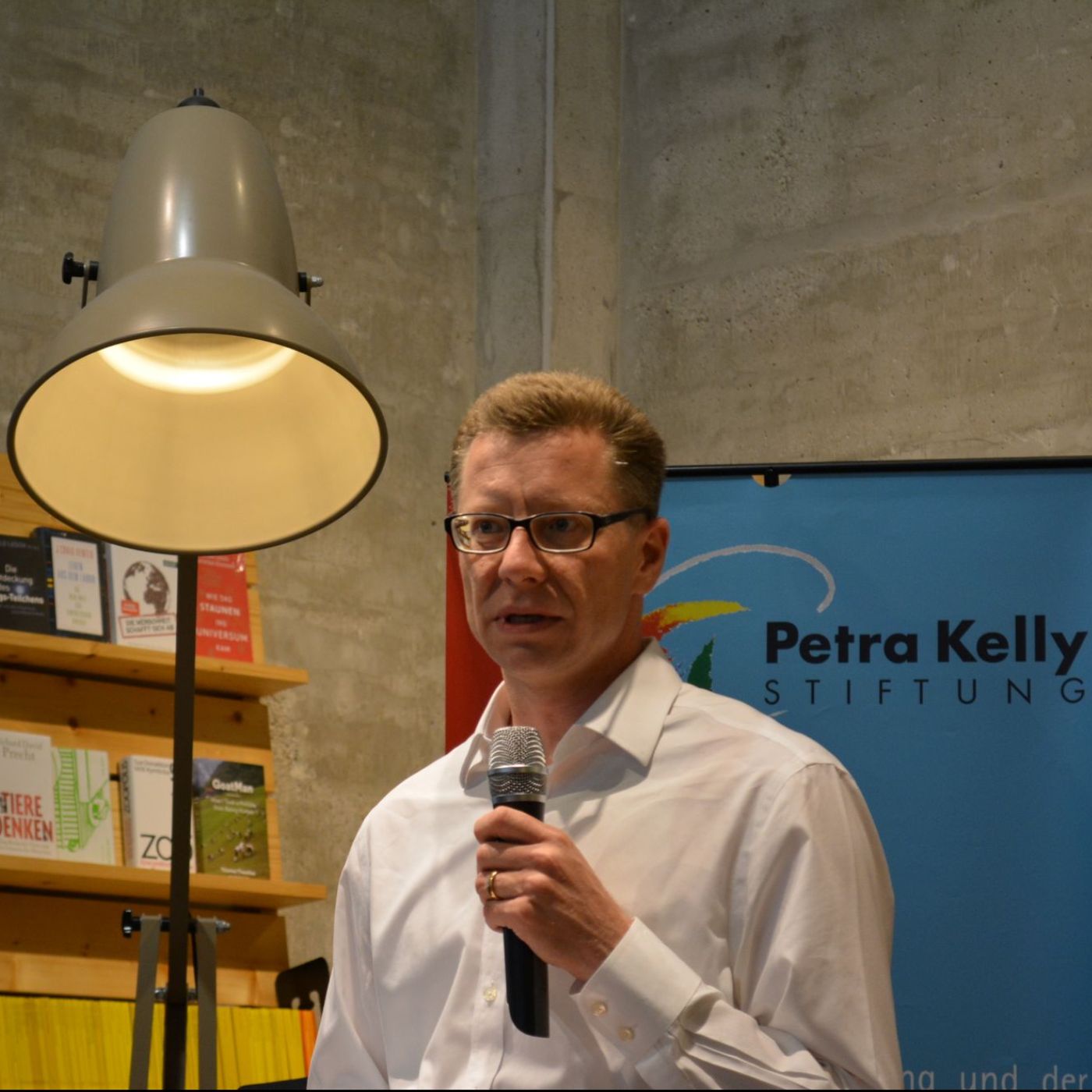  Bastian Hermisson - The World According To Donald Trump 