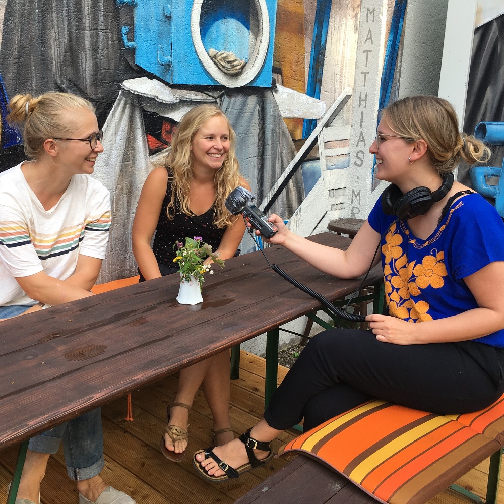 Kunterbunt und selbstgebaut: Das Café Steinchen in Laim