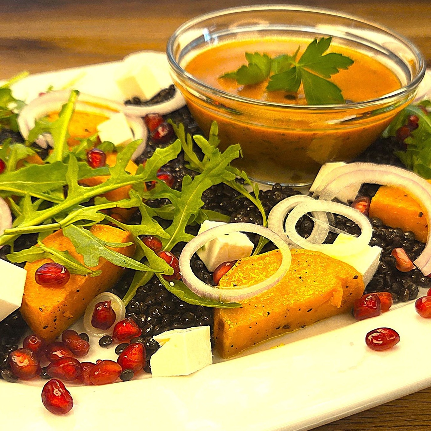 Folge 170 - Belugalinsensalat mit Süßkartoffel, Feta und Granatapfelkernen