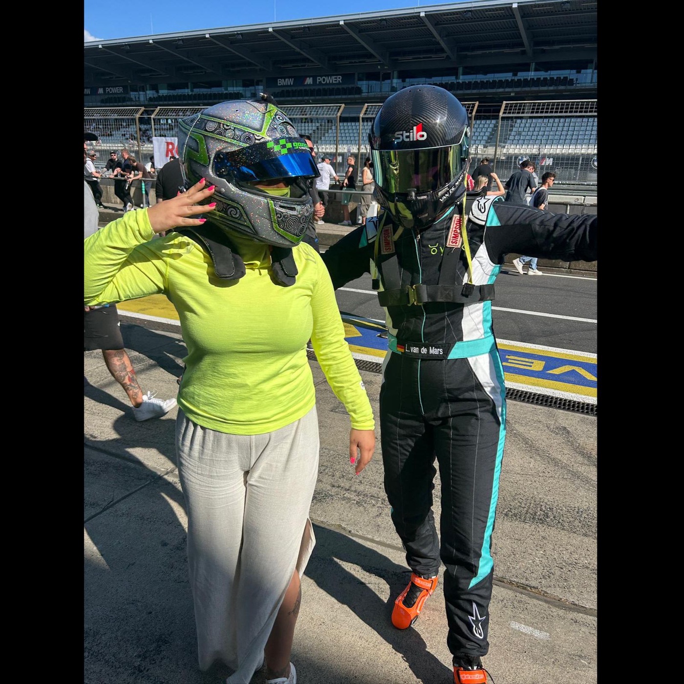 Lina van de Mars im Gespräch mit Rennfahrerin Sarah Ganser