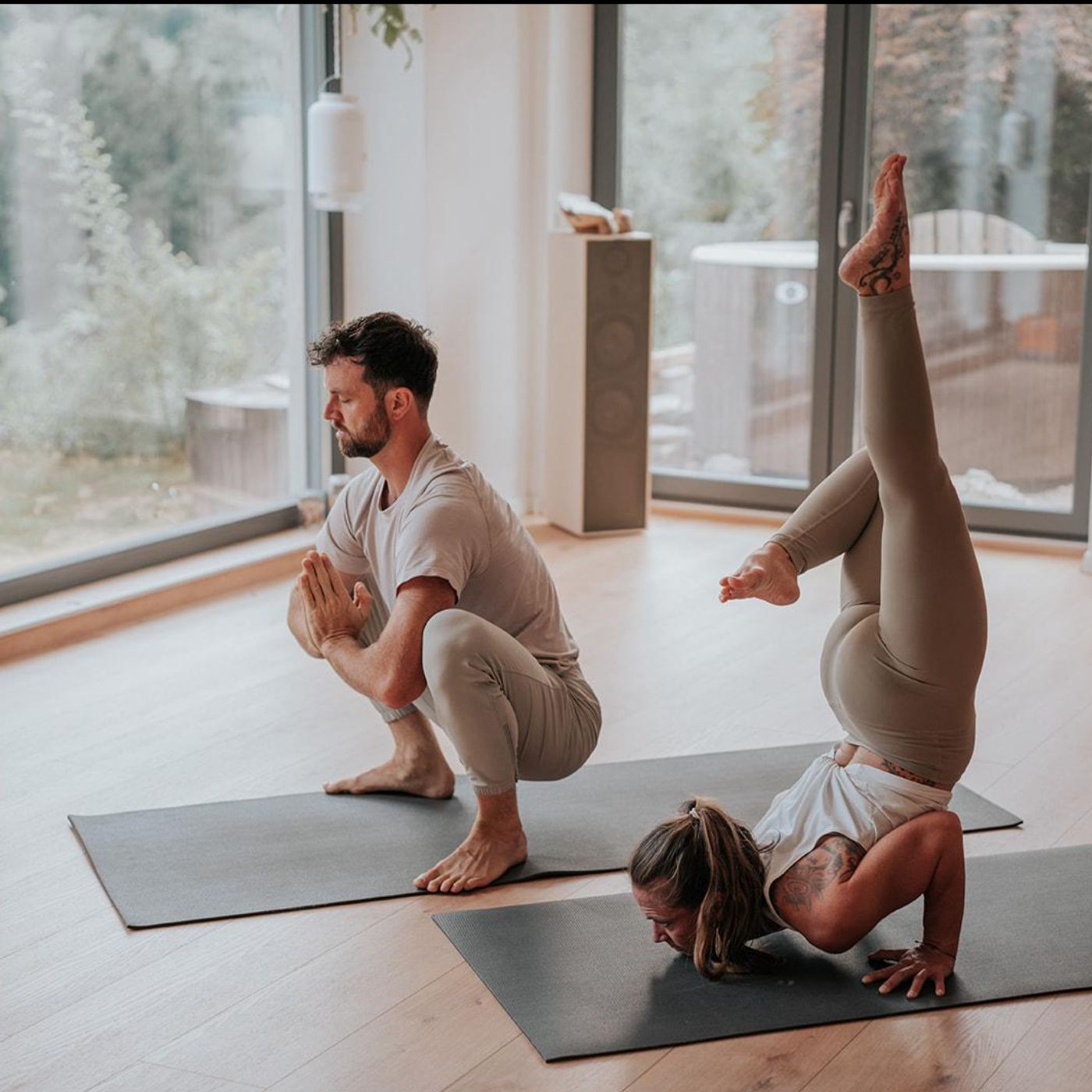 Männer im Yoga