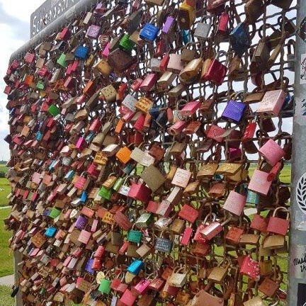 Nichts, gar nichts, gar niemand, gar sonst was, nichts... kann Sie von Gottes Liebe trennen. Nichts!
