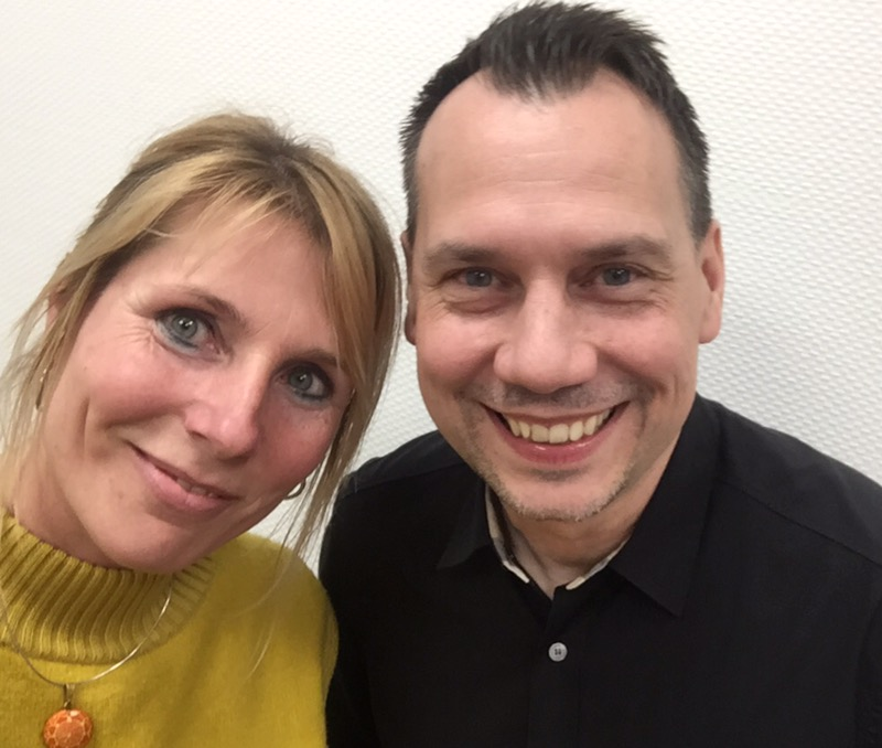 Sebastian Fitzek auf der Couch im Buchladen