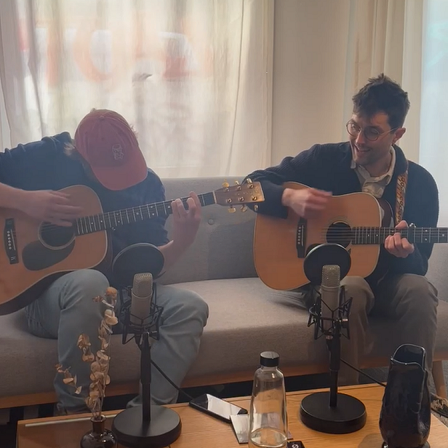 Christopher Annen & Francesco Wilking an der ahoy-Minibar