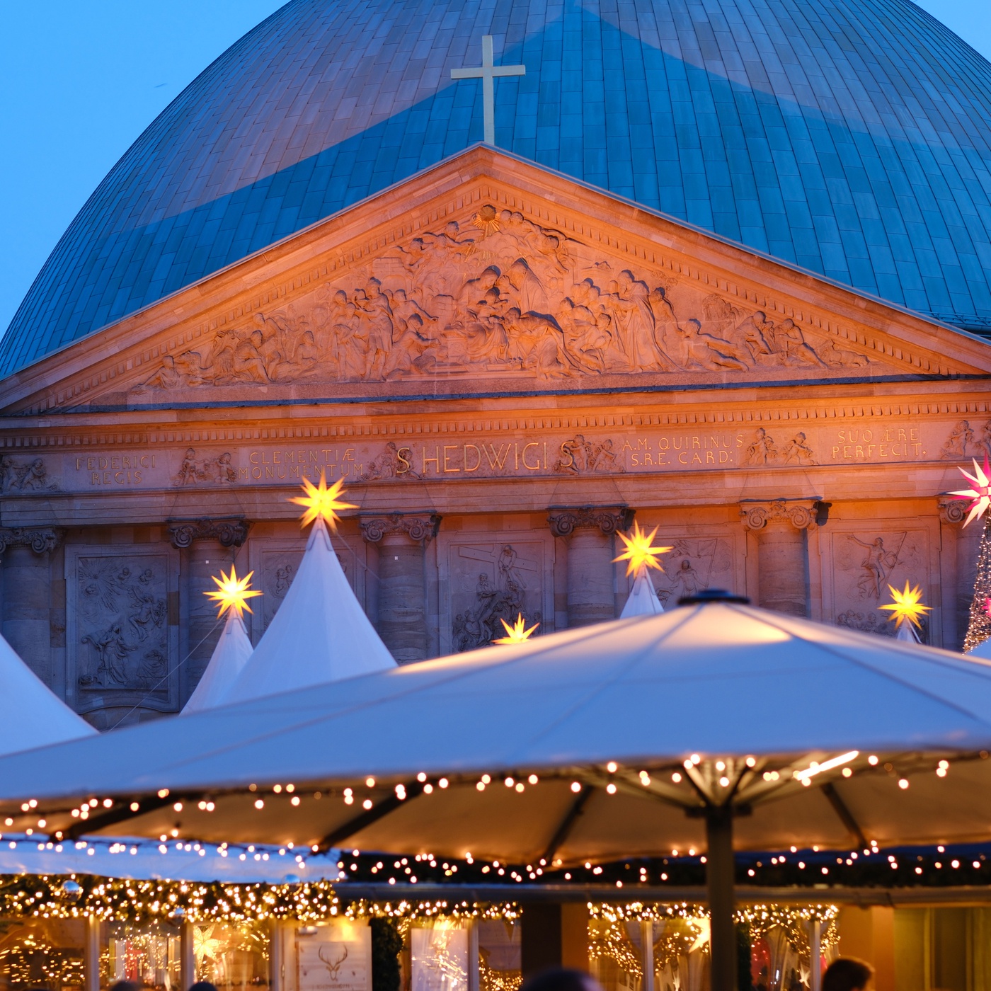 Berlins Mitte erstrahlt in weihnachtlichem Glanz