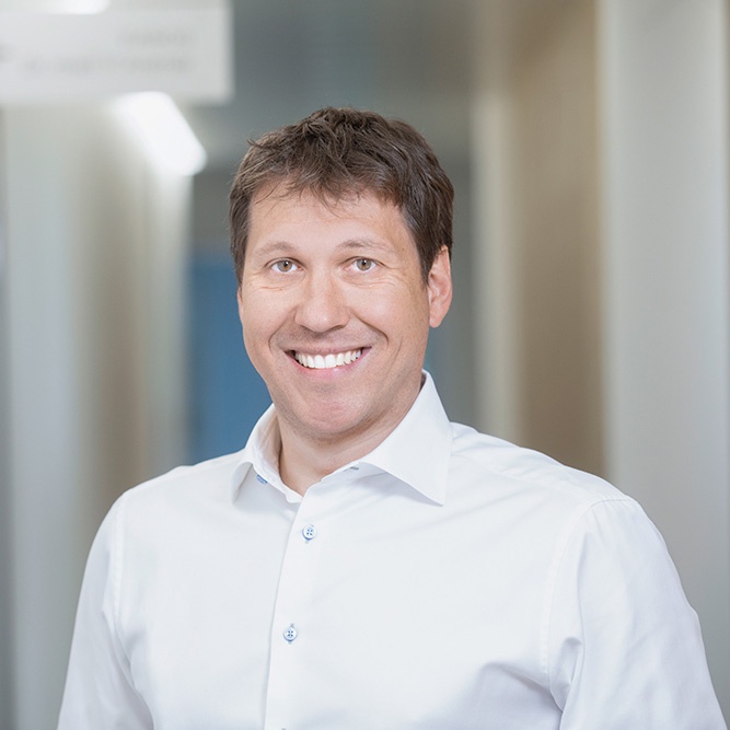 «Es gibt nichts Schöneres, als einem Menschen Lebensqualität zu schenken» – Sebastian Weckbach, Wirbelsäulenchirurg