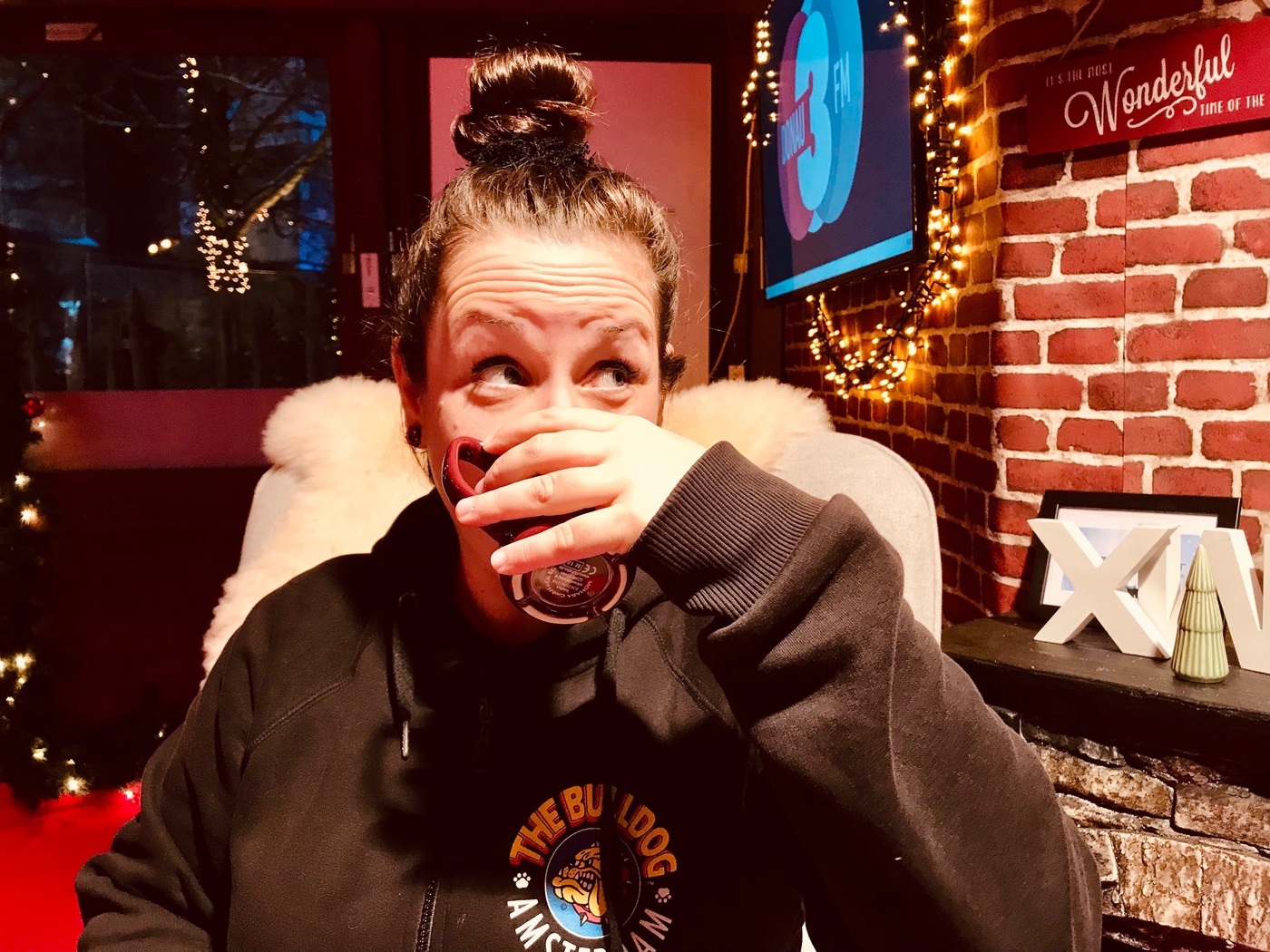DONAU 3 FM Kult-Moderatorin Saskia Ochner im Weihnachtsmarkt-Studio <3
