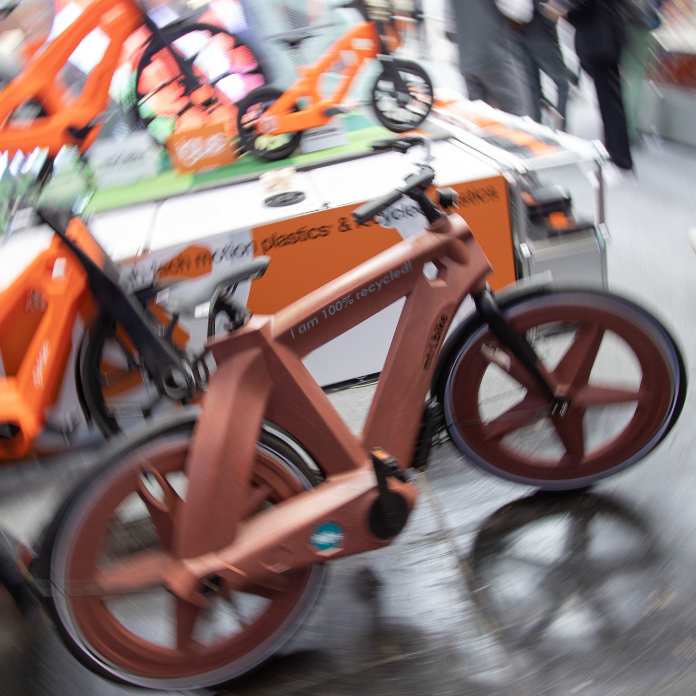 Ein Fahrrad aus Hausmüll und Nachhaltigkeit durch Digitalisierung