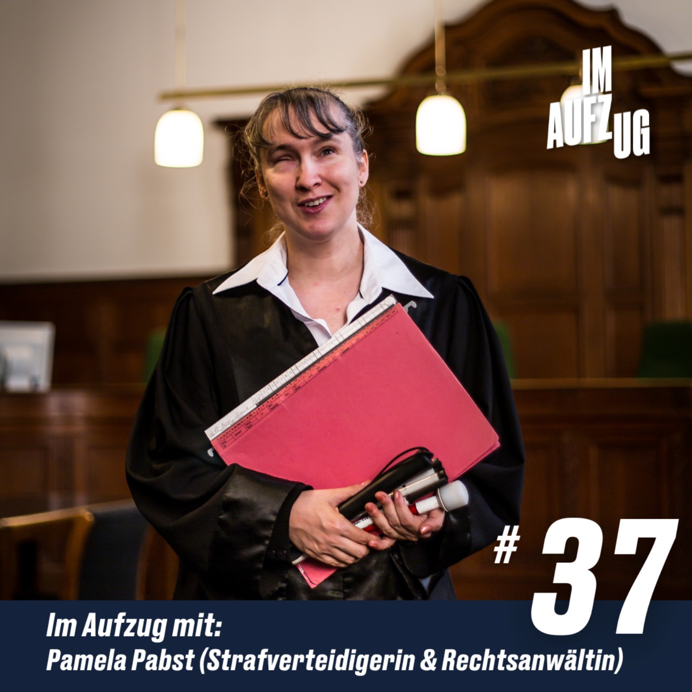 Im Aufzug mit Pamela Pabst, die erste von Geburt an blinde Strafverteidigerin Deutschlands