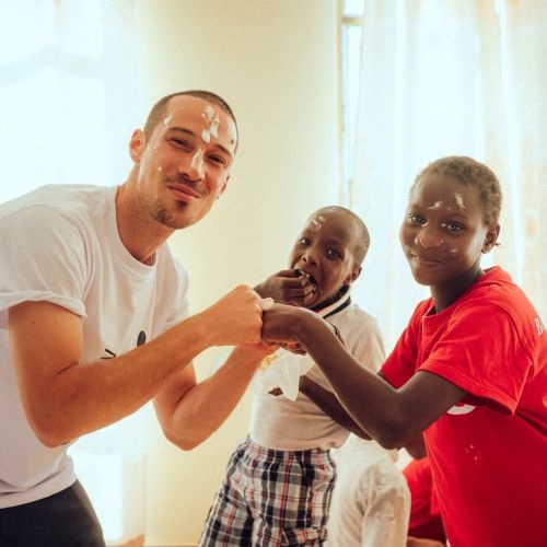 Klaus Steinbacher I: Der Schauspieler tanzt mit Kindern in Nairobi und München