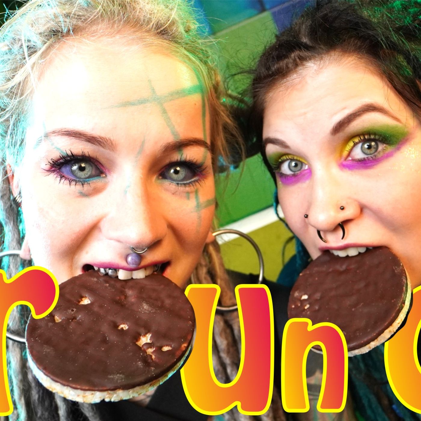 Anuskatzz and friend We eat crunchy - ASMR food sounds (mukbang)