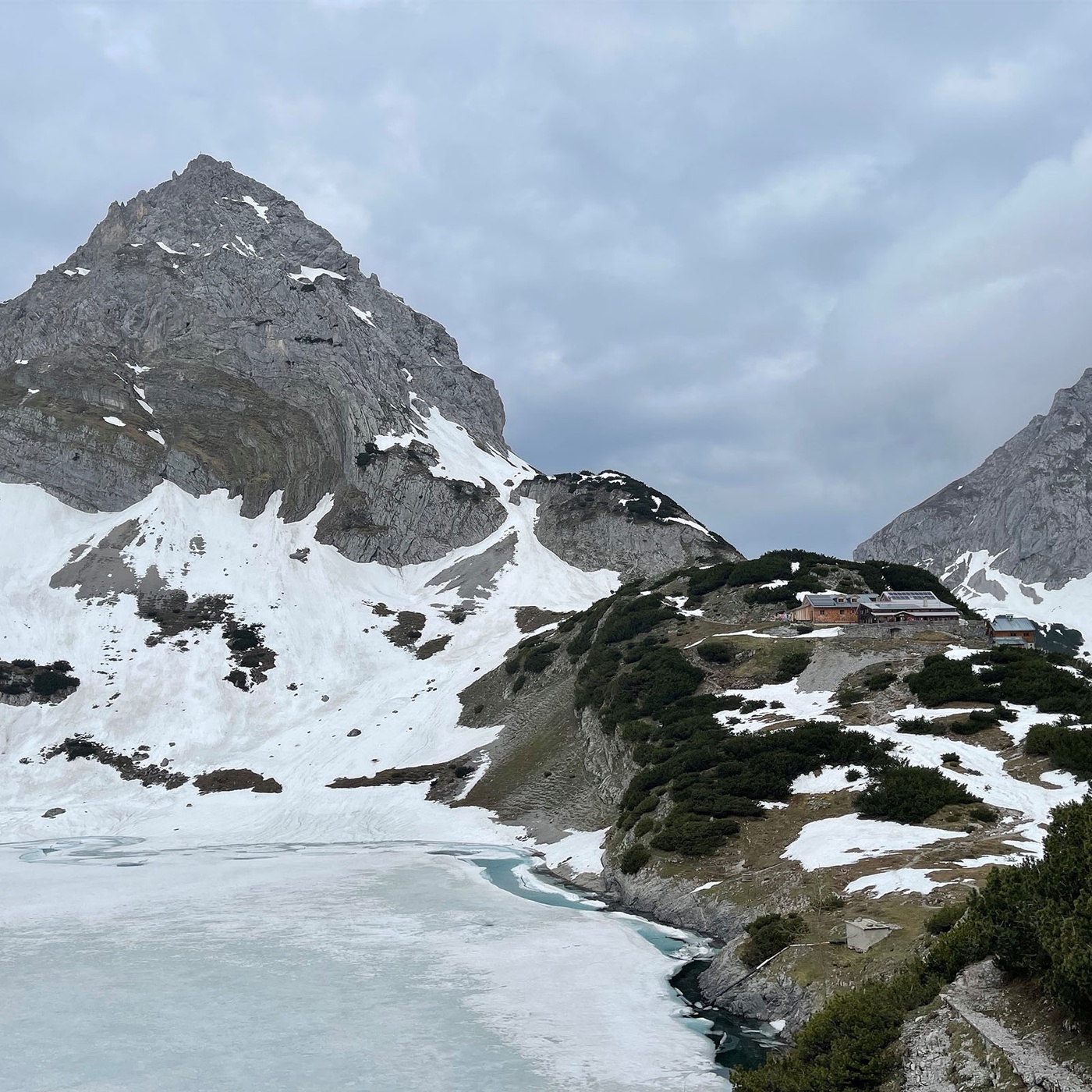 Die Coburger Hütte im Schnee