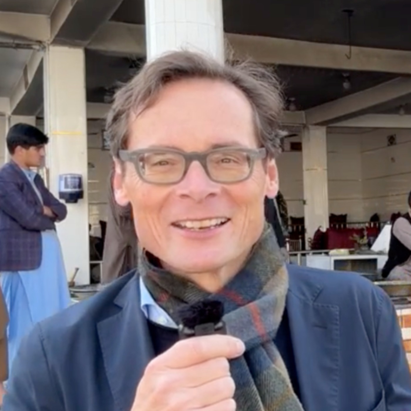 Köppel in Afghanistan: Halt an einer Raststätte, gemeinsames Mittagessen auf dem Weg nach Dschalalabad