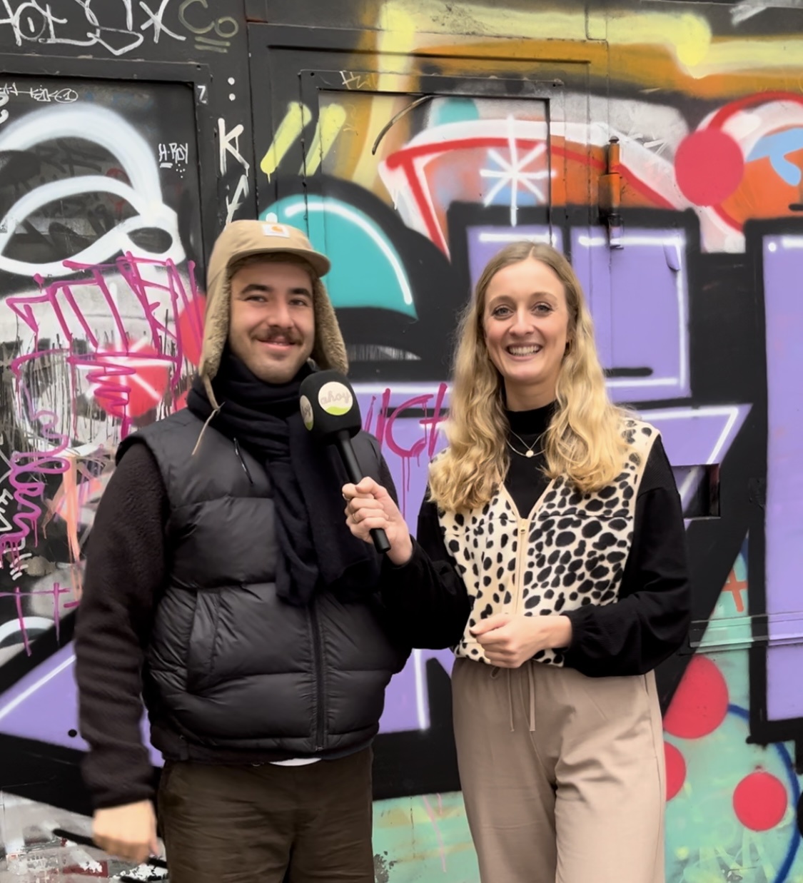 Benjamin Amaru an der ahoy-Minibar