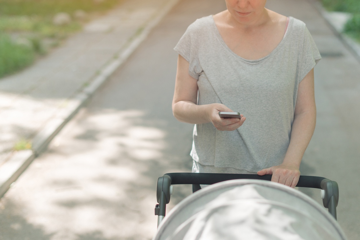 Wie die Eltern-Kind-Bindung durch Ihr Handy gestört wird.