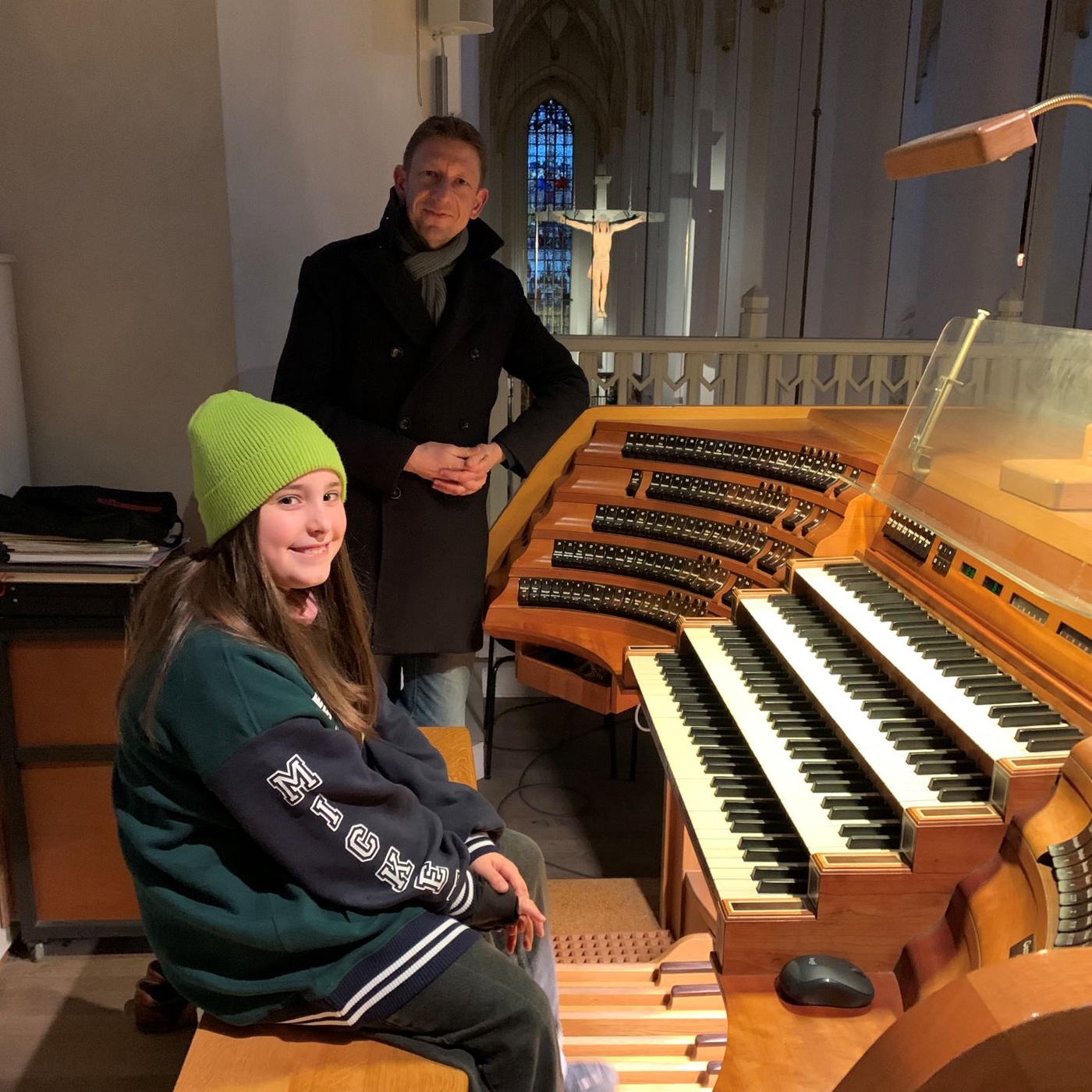 Organist Ruben haut auf die Tasten