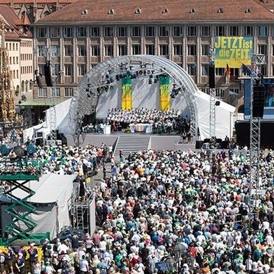 Feiern ist angesagt: Gott ist gegenwärtig